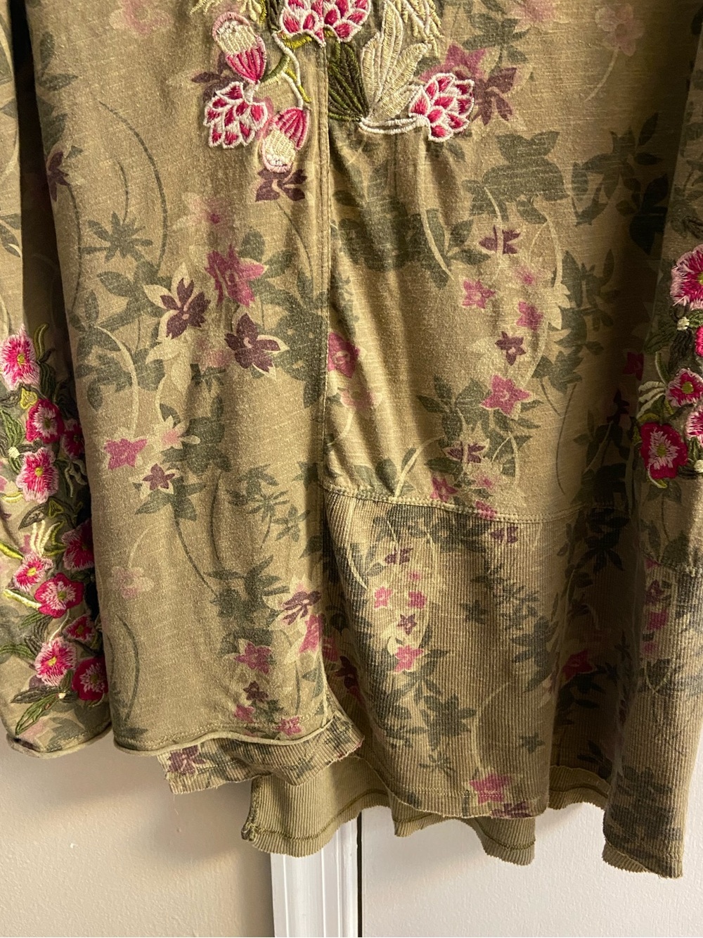 Sundance olive green v neck embroidered asymmetrical hem top Large - Picture 4 of 7